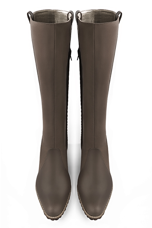Bottes femme cavalières élégantes et raffinées, réalisées sur mesure, coloris marron taupe et beige mastic. Bout rond. Mi-haut à haut. Talon bottier. Mollets fins ou larges. Personnalisation : Choix des cuirs, des couleurs et des talons. - Florence KOOIJMAN