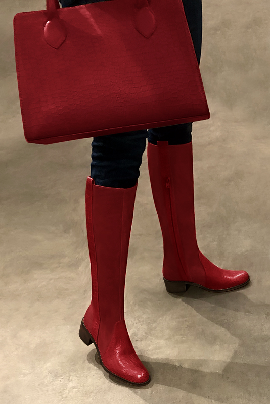 Botte femme : Bottes femme cavalières sur mesures couleur rouge coquelicot. Bout rond. Semelle cuir petit talon. Vue porté - Florence KOOIJMAN