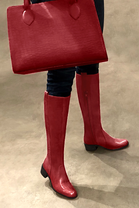 Botte femme : Bottes femme cavalières sur mesures couleur rouge coquelicot. Bout rond. Semelle cuir petit talon. Vue porté - Florence KOOIJMAN