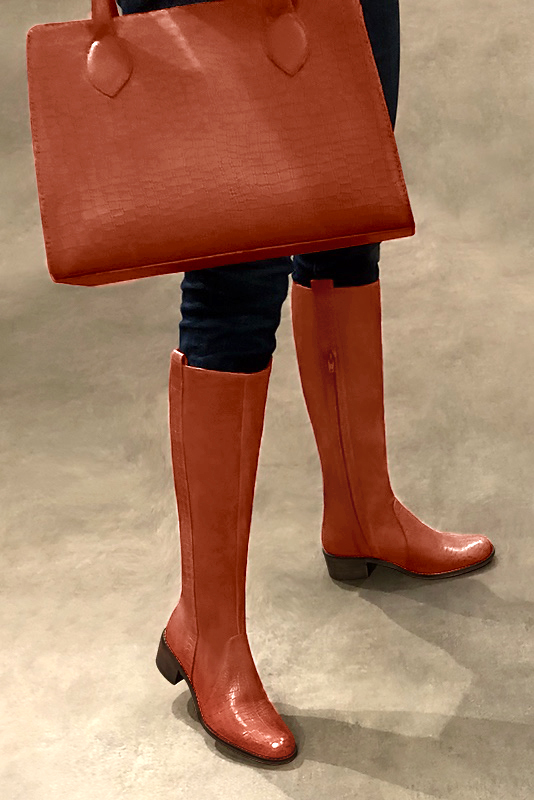 Botte femme : Bottes femme cavalières sur mesures couleur orange corail. Bout rond. Semelle cuir petit talon. Vue porté - Florence KOOIJMAN