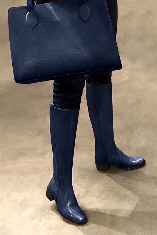 Botte femme : Bottes femme cavalières sur mesures couleur bleu marine. Bout rond. Semelle cuir petit talon. Vue porté - Florence KOOIJMAN