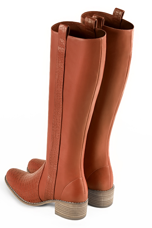 Bottes femme cavalières élégantes et raffinées, réalisées sur mesure, coloris orange corail. Bout rond. Semelle cuir mi-haut. Mollets fins ou larges. Personnalisation : Choix des cuirs, des couleurs et des talons. - Florence KOOIJMAN