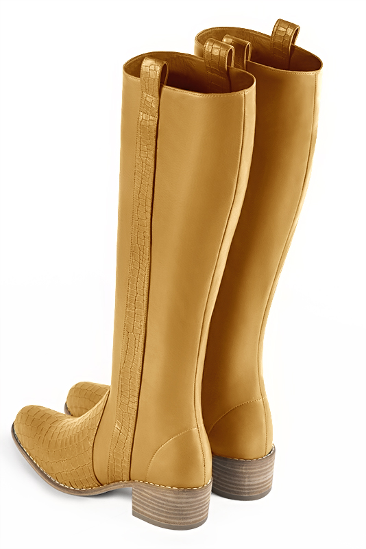 Botte femme : Bottes femme cavalières sur mesures couleur jaune ocre. Bout rond. Semelle cuir petit talon. Vue arrière - Florence KOOIJMAN