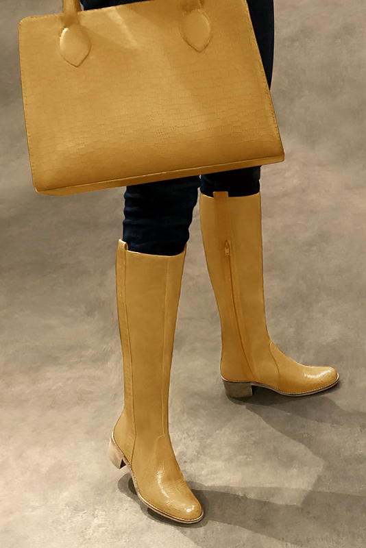 Botte femme : Bottes femme cavalières sur mesures couleur jaune ocre. Bout rond. Semelle cuir petit talon. Vue porté - Florence KOOIJMAN