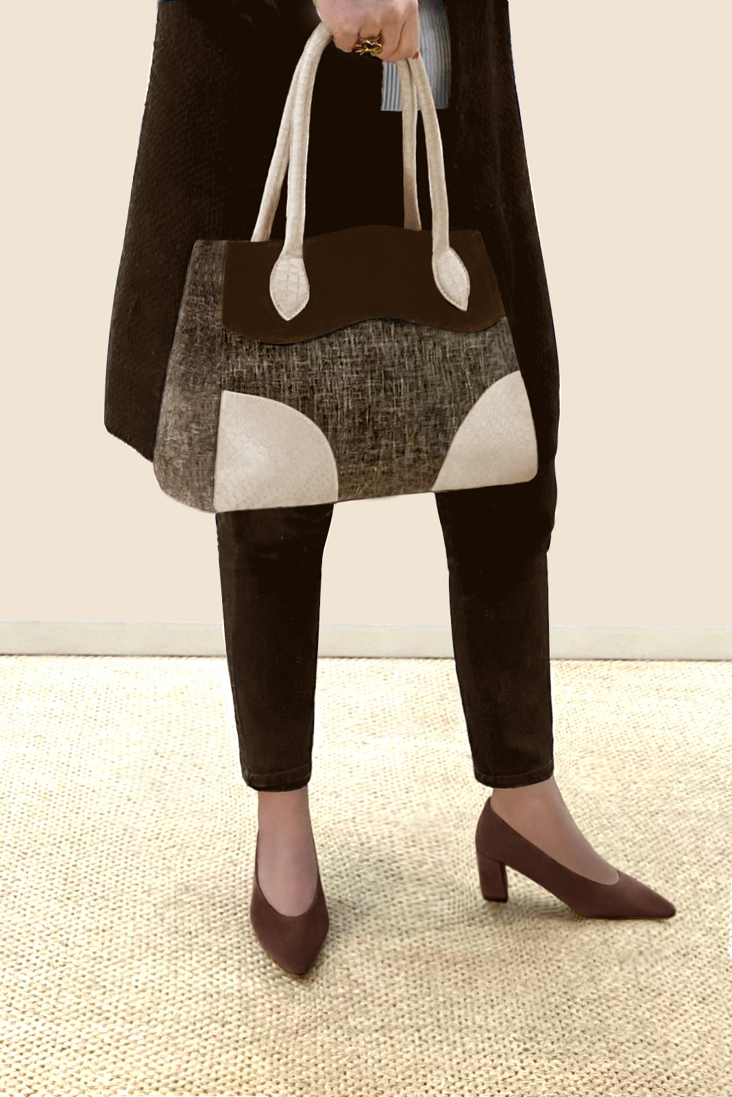 Sac à main  marron ébène et blanc ivoire haut de gamme. Personnalisation. Vue porté - Florence KOOIJMAN