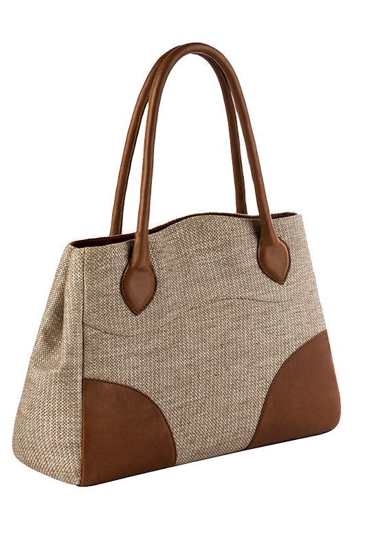 Pochette femme habillée  marron caramel pour mariage, cérémonies et soirées. 
            Personnalisation. Vue porté - Florence KOOIJMAN