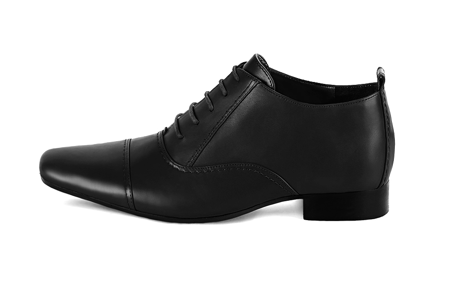 Chaussures homme à lacets type derbies ou richelieux :  couleur noir satiné.. Bout rond. Semelle cuir talon plat. Vue de profil - Florence KOOIJMAN