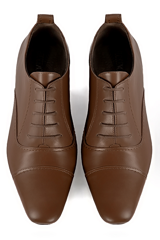 Chaussures homme à lacets type derbies ou richelieux :  couleur marron caramel.. Bout rond. Semelle cuir talon plat. Vue du dessus - Florence KOOIJMAN