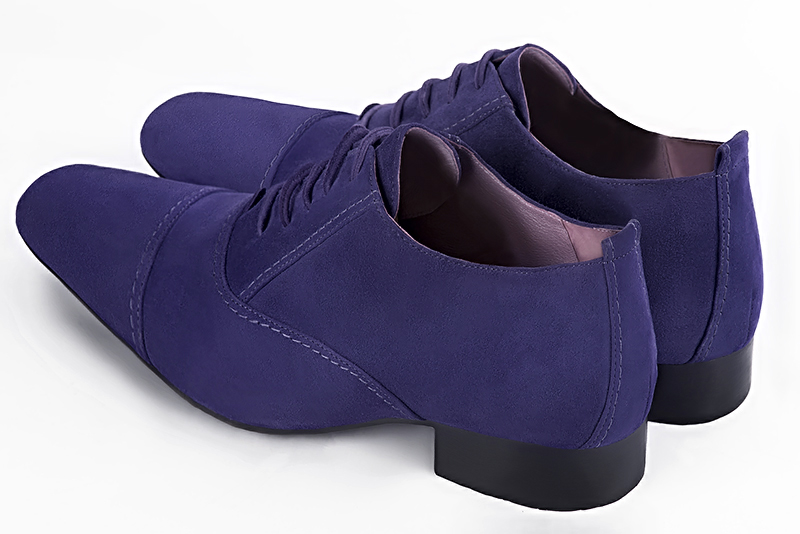 Chaussures homme à lacets type derbies ou richelieux :  couleur violet outremer.. Bout rond. Semelle cuir talon plat. Vue arrière - Florence KOOIJMAN