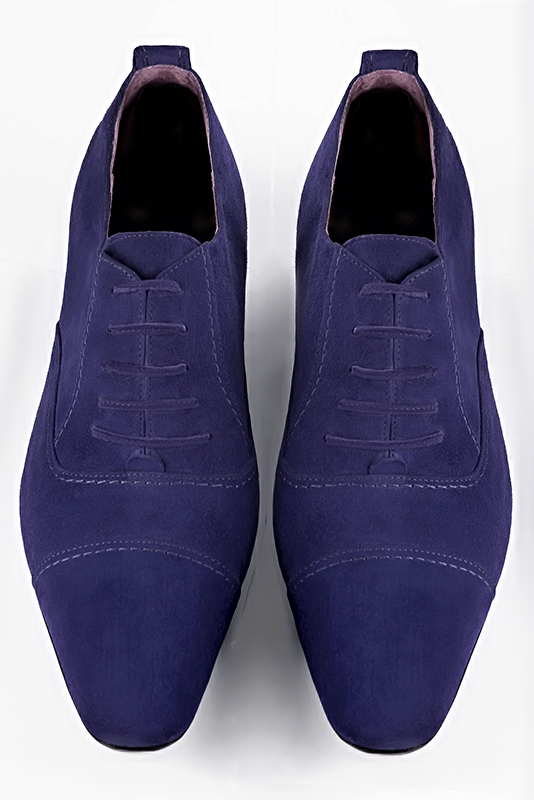 Chaussures homme à lacets type derbies ou richelieux :  couleur violet outremer.. Bout rond. Semelle cuir talon plat. Vue du dessus - Florence KOOIJMAN