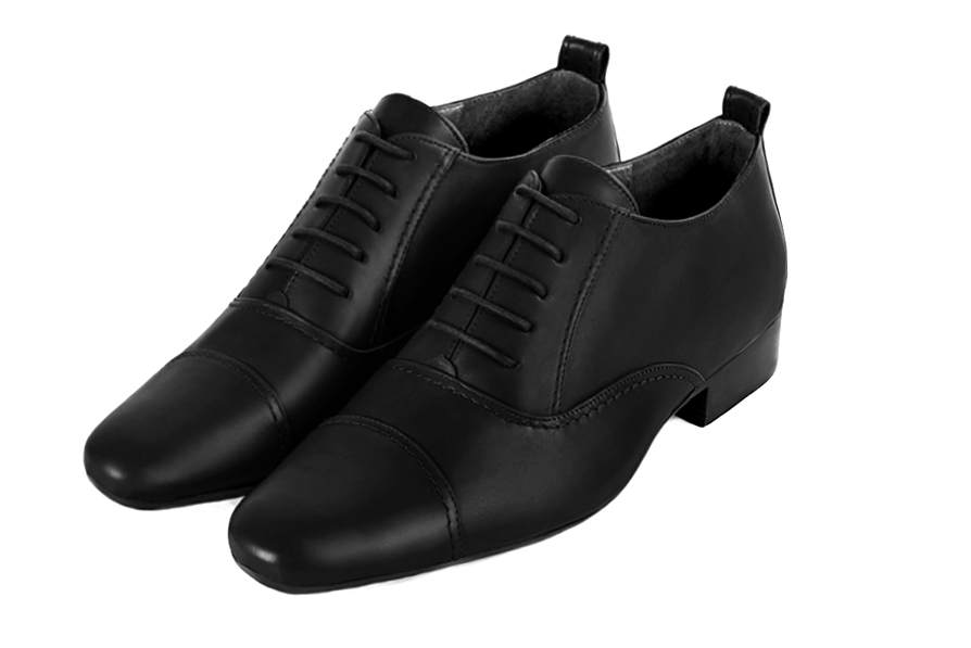 Chaussures homme à lacets type derbies ou richelieux :  couleur noir satiné.. Bout rond. Semelle cuir talon plat Vue avant - Florence KOOIJMAN