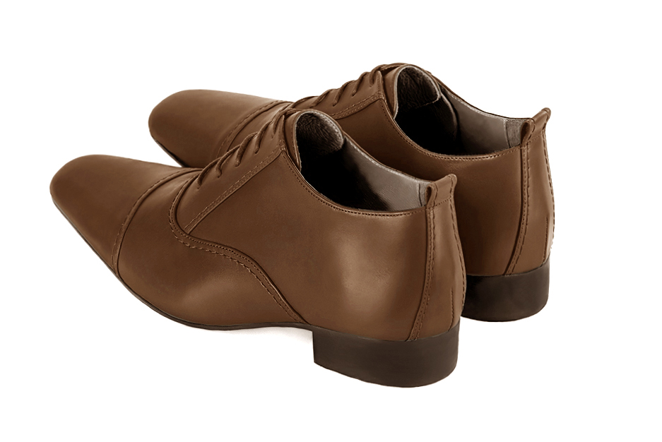 Chaussures homme à lacets type derbies ou richelieux :  couleur marron caramel.. Bout rond. Semelle cuir talon plat. Vue arrière - Florence KOOIJMAN