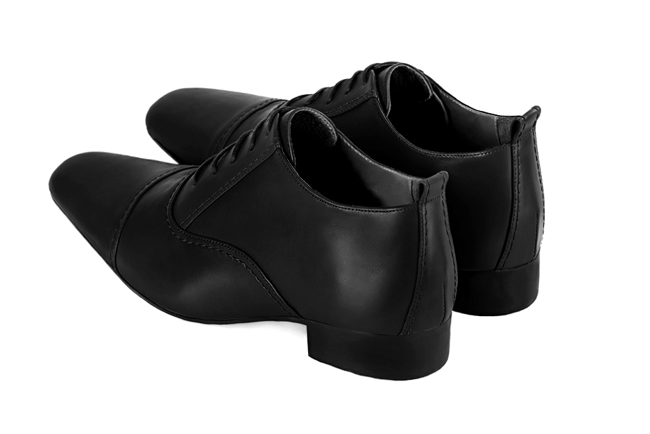 Chaussures homme à lacets type derbies ou richelieux :  couleur noir satiné.. Bout rond. Semelle cuir talon plat. Vue arrière - Florence KOOIJMAN