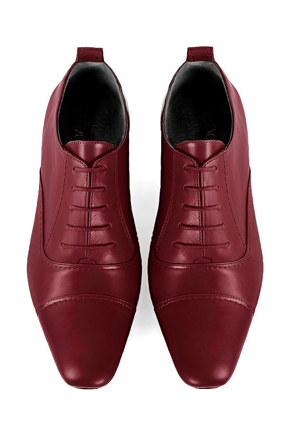 Chaussure femme à lacets :  couleur rouge bordeaux. Bout rond. Semelle cuir talon plat. Vue du dessus - Florence KOOIJMAN