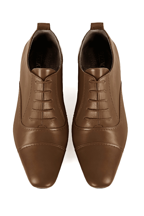 Chaussures homme à lacets type derbies ou richelieux :  couleur marron caramel.. Bout rond. Semelle cuir talon plat. Vue du dessus - Florence KOOIJMAN