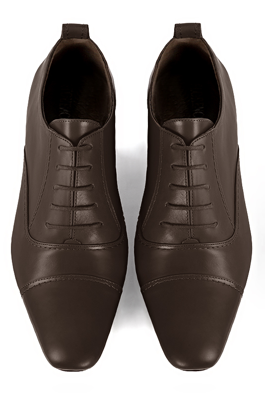 Chaussures homme à lacets type derbies ou richelieux :  couleur marron ébène.. Bout rond. Semelle cuir talon plat. Vue du dessus - Florence KOOIJMAN