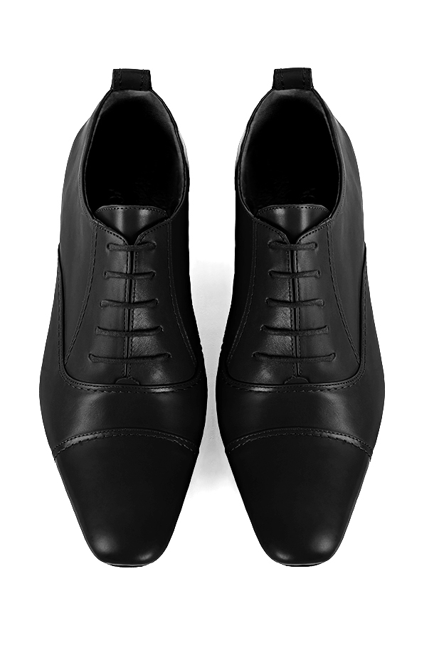 Chaussures homme à lacets type derbies ou richelieux :  couleur noir satiné.. Bout rond. Semelle cuir talon plat. Vue du dessus - Florence KOOIJMAN