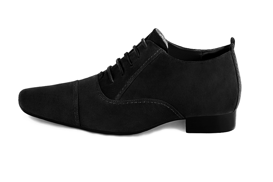 Chaussures homme à lacets type derbies ou richelieux :  couleur noir mat.. Bout rond. Semelle cuir talon plat. Vue de profil - Florence KOOIJMAN