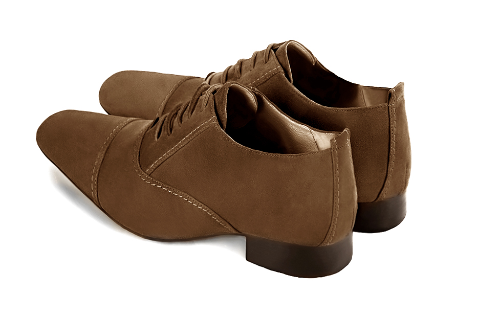 Chaussures homme à lacets type derbies ou richelieux :  couleur marron caramel.. Bout rond. Semelle cuir talon plat. Vue arrière - Florence KOOIJMAN