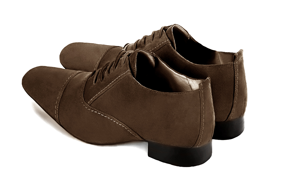 Chaussures homme à lacets type derbies ou richelieux :  couleur marron chocolat.. Bout rond. Semelle cuir talon plat. Vue arrière - Florence KOOIJMAN