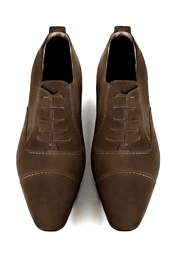 Chaussures homme à lacets type derbies ou richelieux :  couleur marron chocolat.. Bout rond. Semelle cuir talon plat. Vue du dessus - Florence KOOIJMAN