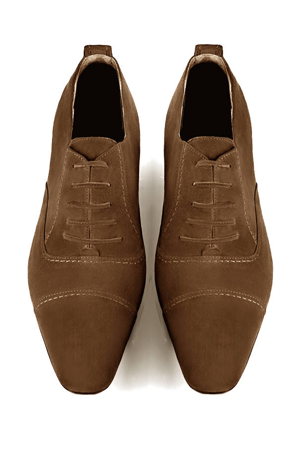 Chaussures homme à lacets type derbies ou richelieux :  couleur marron caramel.. Bout rond. Semelle cuir talon plat. Vue du dessus - Florence KOOIJMAN