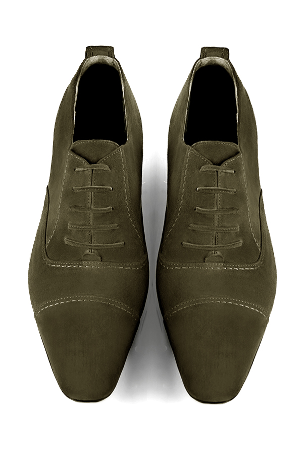 Chaussures homme à lacets type derbies ou richelieux :  couleur vert kaki.. Bout rond. Semelle cuir talon plat. Vue du dessus - Florence KOOIJMAN