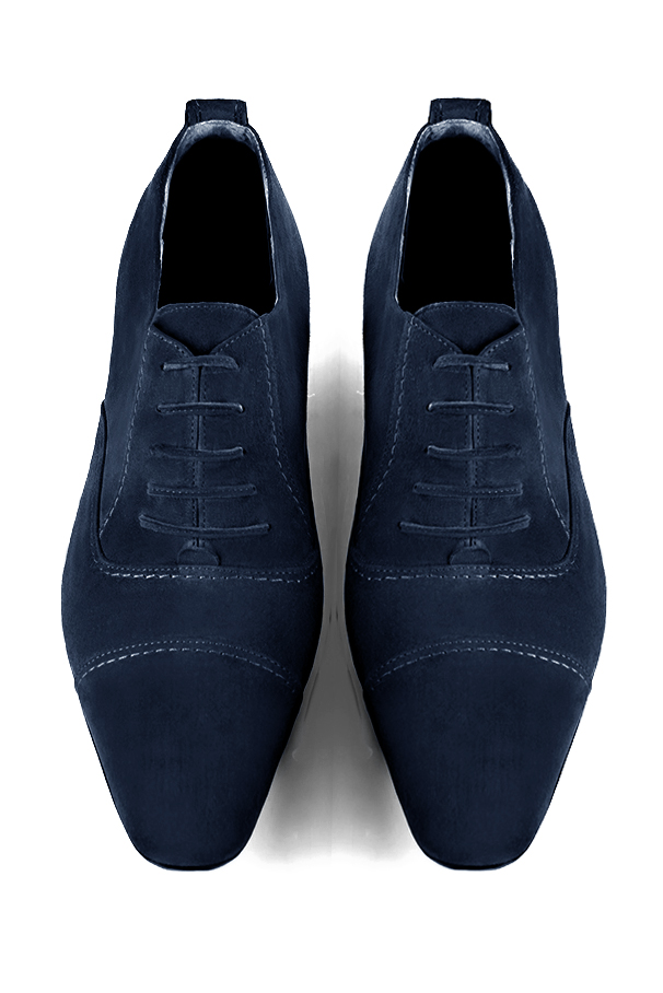 Chaussures homme à lacets type derbies ou richelieux :  couleur bleu marine.. Bout rond. Semelle cuir talon plat. Vue du dessus - Florence KOOIJMAN