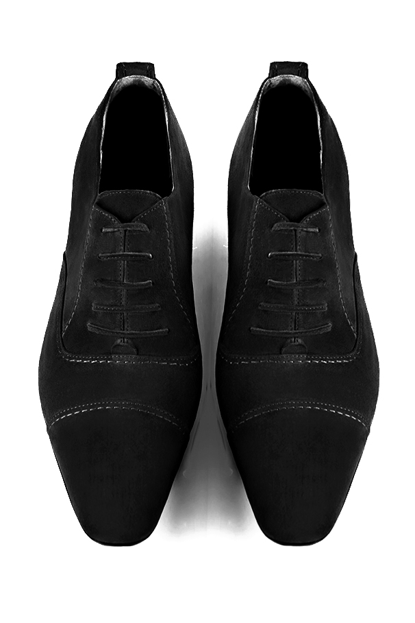 Chaussures homme à lacets type derbies ou richelieux :  couleur noir mat.. Bout rond. Semelle cuir talon plat. Vue du dessus - Florence KOOIJMAN