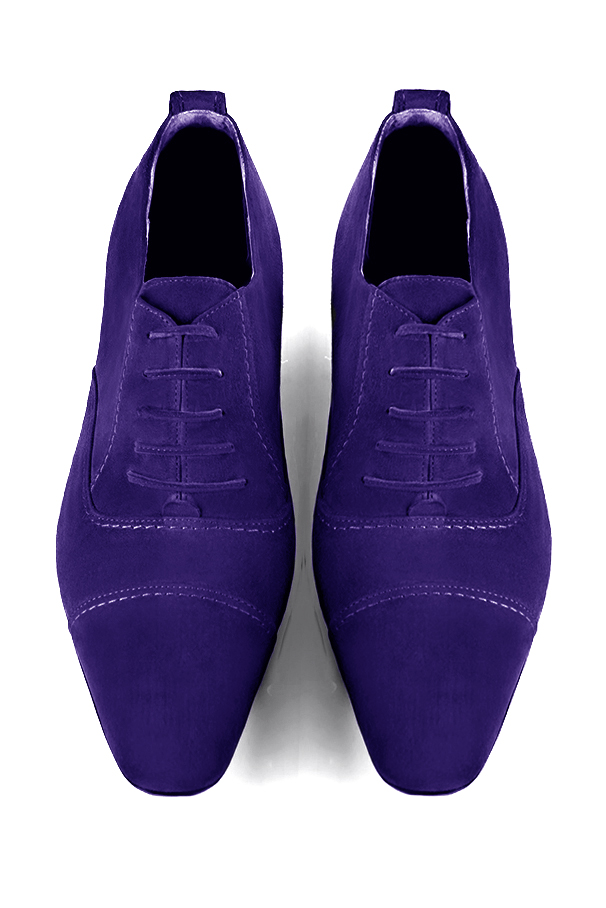 Chaussures homme à lacets type derbies ou richelieux :  couleur violet outremer.. Bout rond. Semelle cuir talon plat. Vue du dessus - Florence KOOIJMAN
