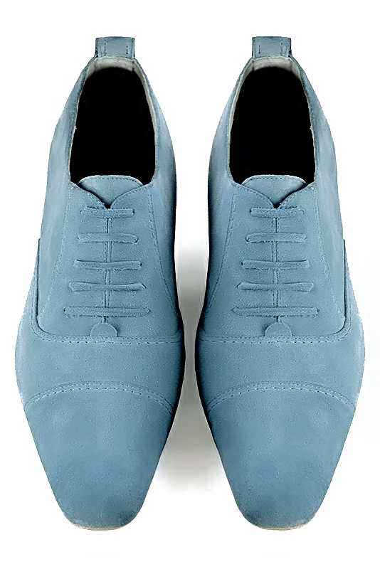 Chaussures homme à lacets type derbies ou richelieux :  couleur bleu ciel.. Bout rond. Semelle cuir talon plat. Vue du dessus - Florence KOOIJMAN