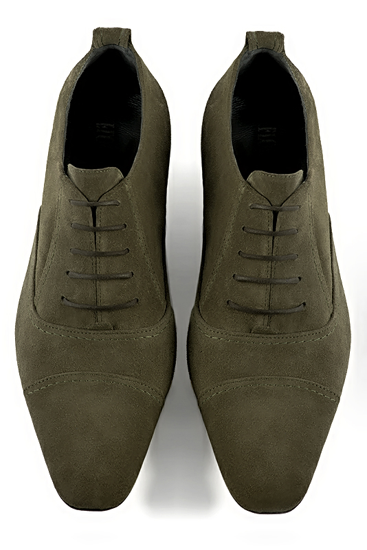 Chaussures homme à lacets type derbies ou richelieux :  couleur vert kaki.. Bout rond. Semelle cuir talon plat. Vue du dessus - Florence KOOIJMAN