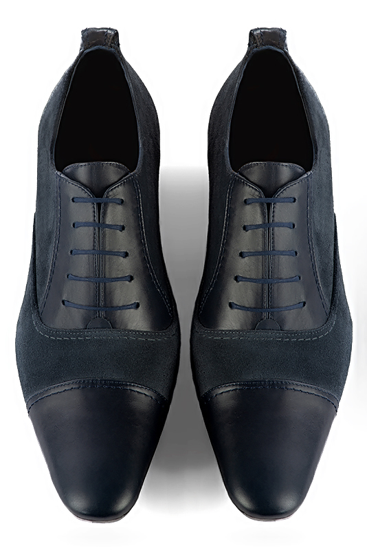 Chaussures homme à lacets type derbies ou richelieux :  couleur noir satiné.. Bout rond. Semelle cuir talon plat. Vue du dessus - Florence KOOIJMAN