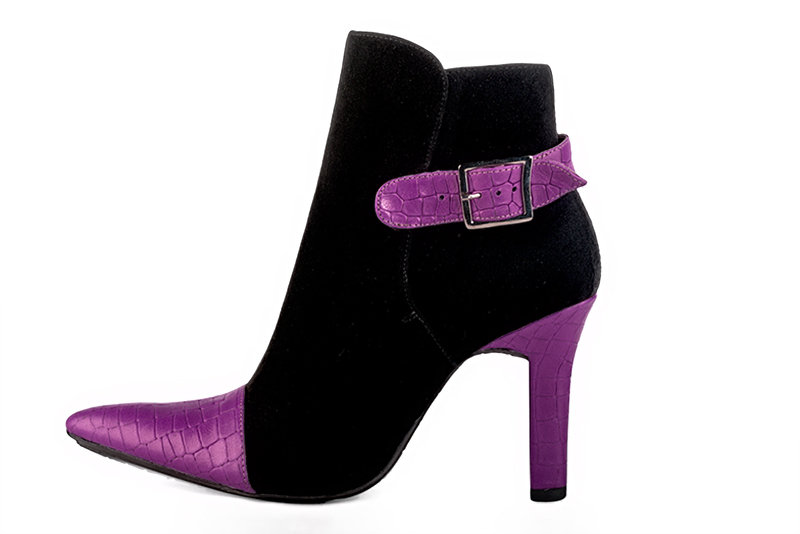 Boots femme : Boots avec des boucles à l'arrière couleur violet mauve et noir mat. Bout effilé. Talon très haut trotteur. Vue de profil - Florence KOOIJMAN