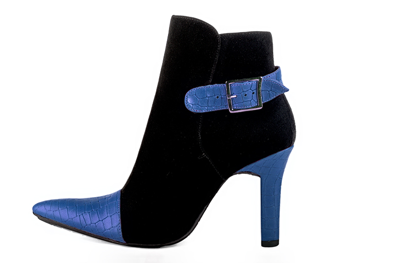 Boots femme : Boots avec des boucles à l'arrière couleur bleu électrique et noir mat. Bout effilé. Talon très haut trotteur. Vue de profil - Florence KOOIJMAN