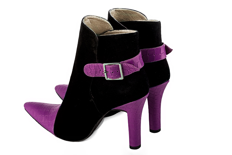 Boots femme : Boots avec des boucles à l'arrière couleur violet mauve et noir mat. Bout effilé. Talon très haut trotteur. Vue arrière - Florence KOOIJMAN