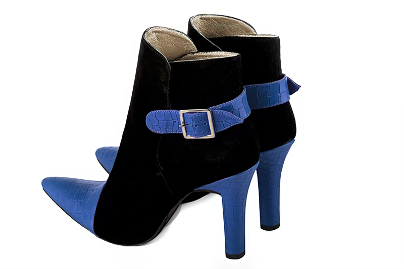 Boots femme : Boots avec des boucles à l'arrière couleur bleu électrique et noir mat. Bout effilé. Talon très haut trotteur. Vue arrière - Florence KOOIJMAN