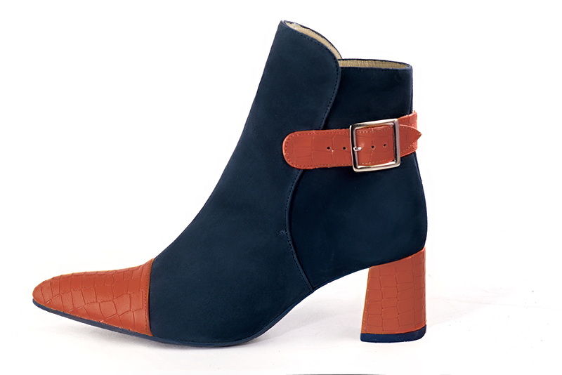 Boots femme : Boots avec des boucles à l'arrière couleur orange corail et bleu marine. Bout effilé. Talon mi-haut évasé. Vue de profil - Florence KOOIJMAN