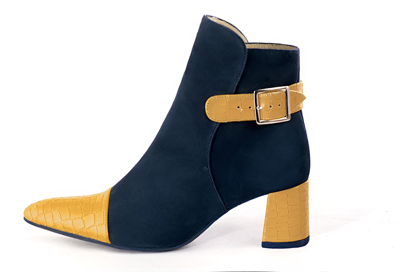 Boots femme : Boots avec des boucles à l'arrière couleur jaune ocre et bleu marine. Bout effilé. Talon mi-haut évasé. Vue de profil - Florence KOOIJMAN