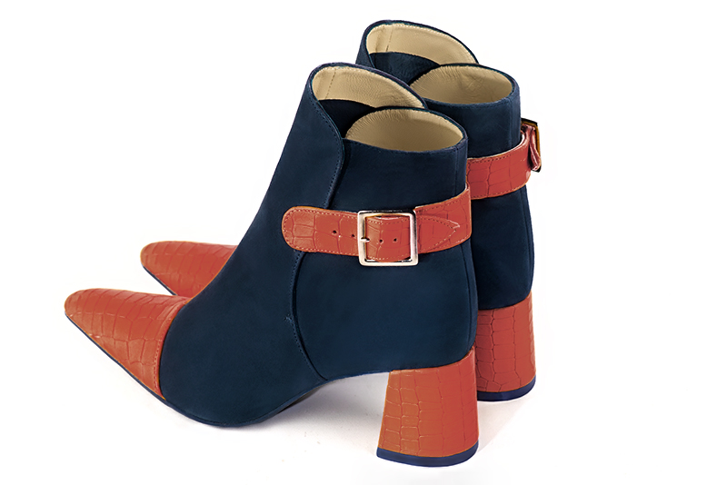 Boots femme : Boots avec des boucles à l'arrière couleur orange corail et bleu marine. Bout effilé. Talon mi-haut évasé. Vue arrière - Florence KOOIJMAN