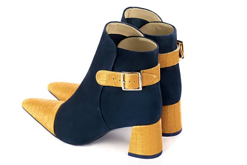 Boots femme : Boots avec des boucles à l'arrière couleur jaune ocre et bleu marine. Bout effilé. Talon mi-haut évasé. Vue arrière - Florence KOOIJMAN