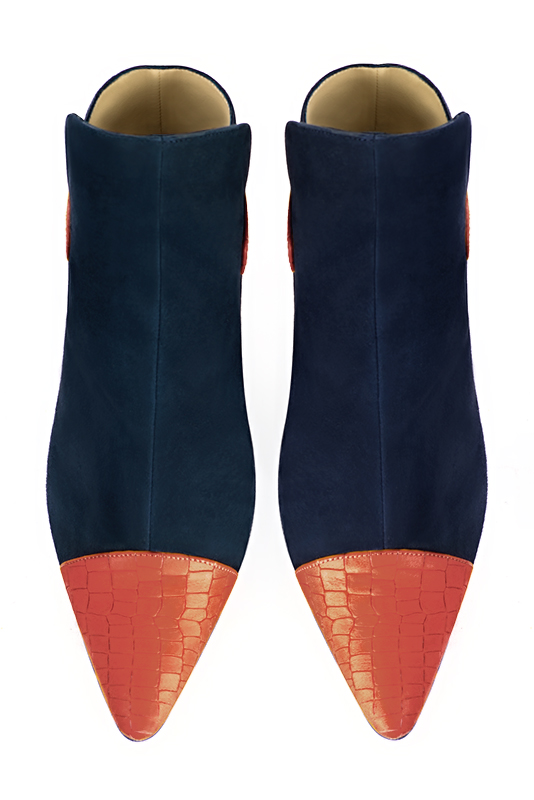 Boots femme : Boots avec des boucles à l'arrière couleur orange corail et bleu marine. Bout effilé. Talon mi-haut évasé. Vue du dessus - Florence KOOIJMAN