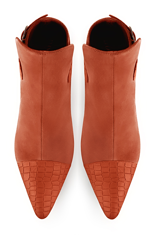 Boots femme : Boots avec des boucles à l'arrière couleur orange corail. Bout effilé. Talon mi-haut bottier. Vue du dessus - Florence KOOIJMAN