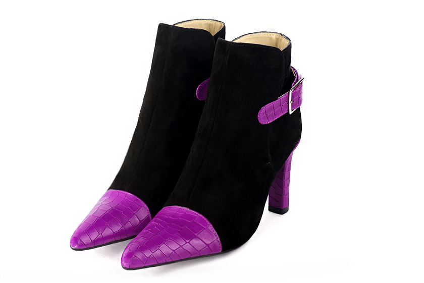 Boots femme : Boots avec des boucles à l'arrière couleur violet mauve et noir mat. Bout effilé. Talon très haut trotteur Vue avant - Florence KOOIJMAN