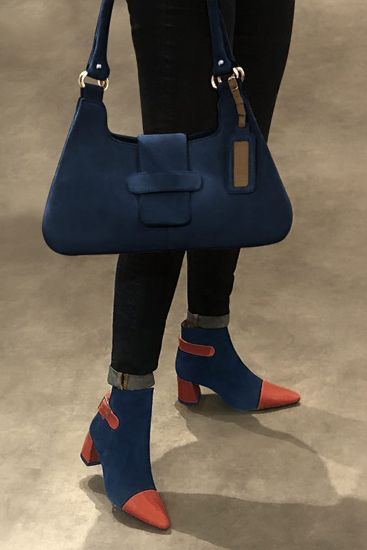 Boucles, sac et ceinture assortis couleur orange corail et bleu marine - Florence KOOIJMAN