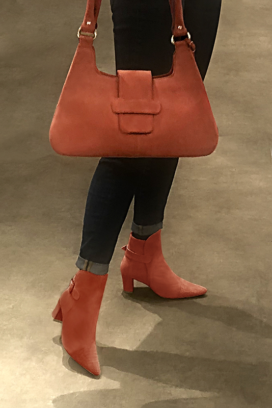 Boucles, sac et ceinture assortis couleur orange corail - Florence KOOIJMAN