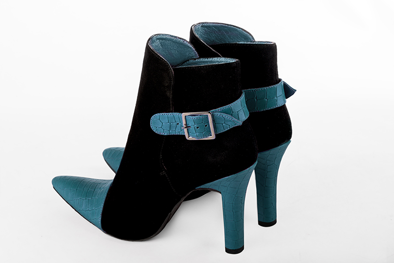 Boots élégantes et raffinées avec des boucles à l'arrière, coloris bleu turquoise et noir. Bout effilé. Talon très haut trotteur. Personnalisation : Choix des cuirs, des couleurs et des talons. Cou-de-pied sur mesure. - Florence KOOIJMAN