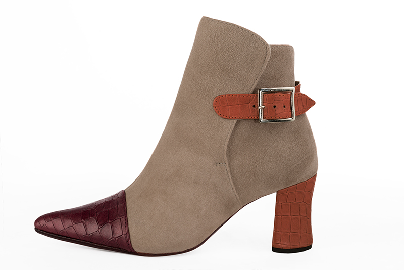 Boots élégantes et raffinées avec des boucles à l'arrière, coloris rouge bordeaux, beige sahara et orange safran. Bout effilé. Talon mi-haut bottier. Personnalisation : Choix des cuirs, des couleurs et des talons. Cou-de-pied sur mesure. - Florence KOOIJMAN