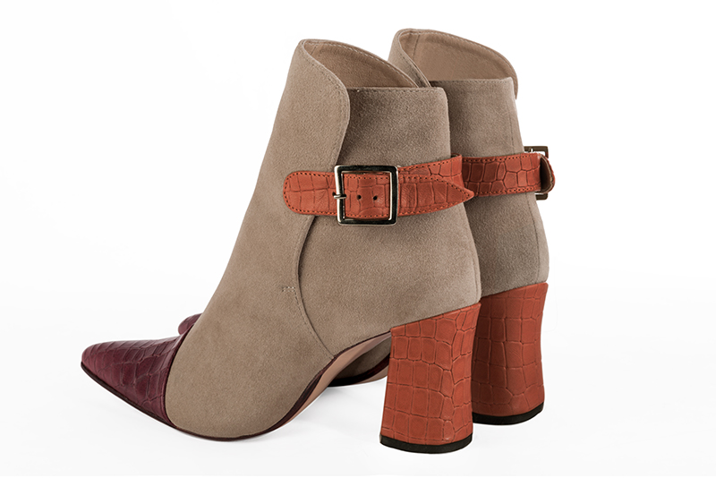 Boots élégantes et raffinées avec des boucles à l'arrière, coloris rouge bordeaux, beige sahara et orange safran. Bout effilé. Talon mi-haut bottier. Personnalisation : Choix des cuirs, des couleurs et des talons. Cou-de-pied sur mesure. - Florence KOOIJMAN