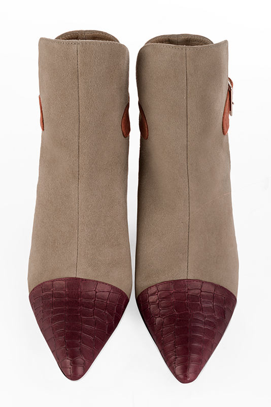 Boots élégantes et raffinées avec des boucles à l'arrière, coloris rouge bordeaux, beige sahara et orange safran. Bout effilé. Talon mi-haut bottier. Personnalisation : Choix des cuirs, des couleurs et des talons. Cou-de-pied sur mesure. - Florence KOOIJMAN